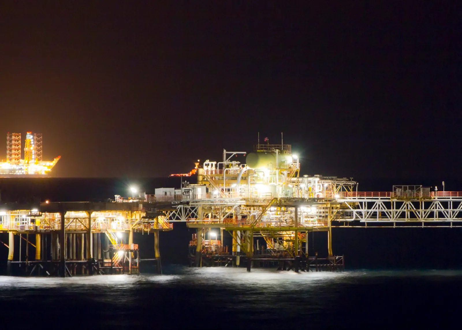 Plataforma de petróleo offshore iluminada à noite