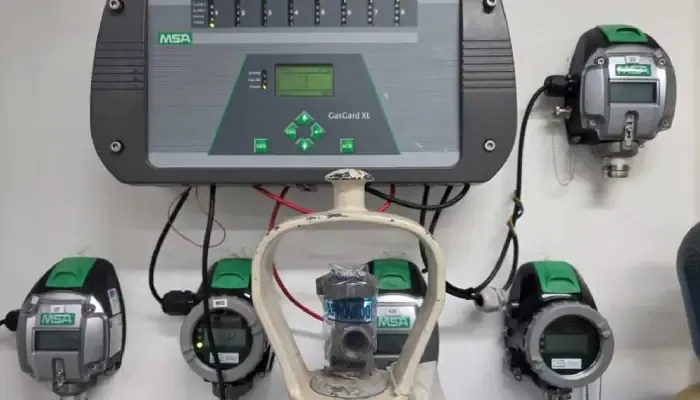 Central MSA GasGard com transmissores fixos de gás MSA Ultima instalados em painel