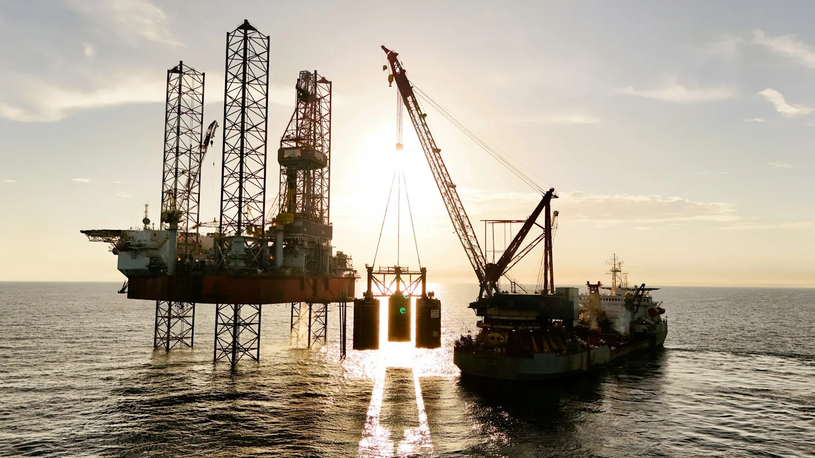 Plataformas de perfuração offshore atendidas por embarcação de apoio ao pôr do sol