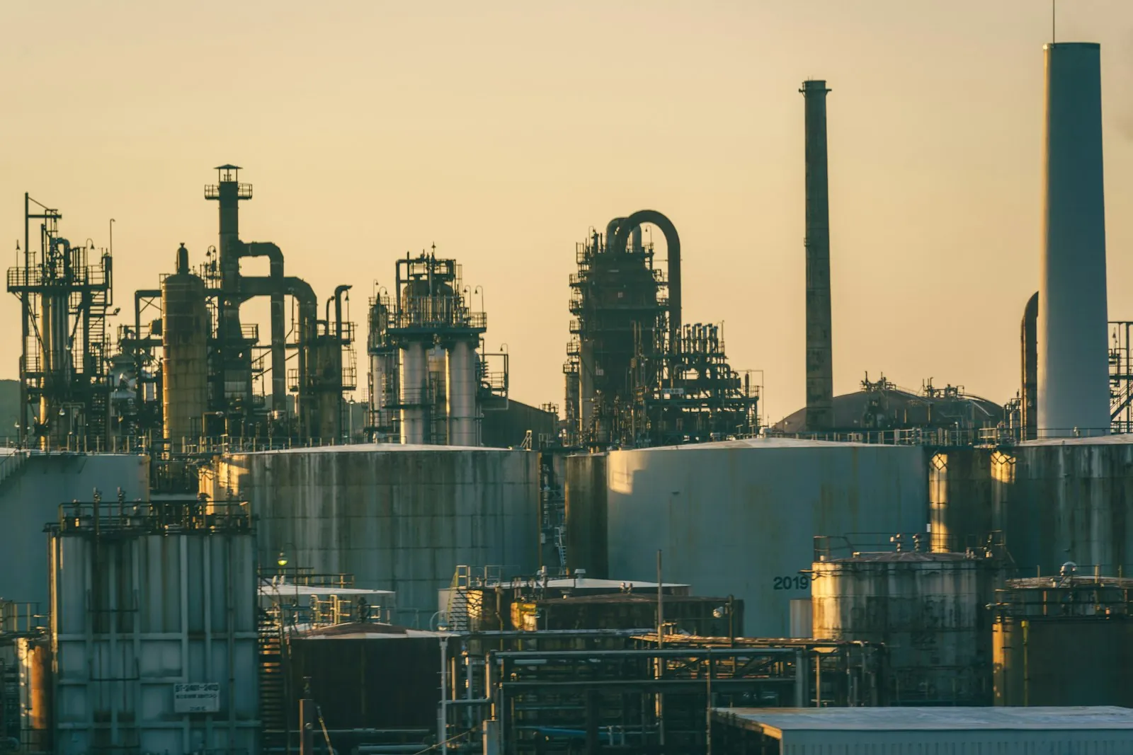 Refinaria com tanques de armazenamento e torres de processo
