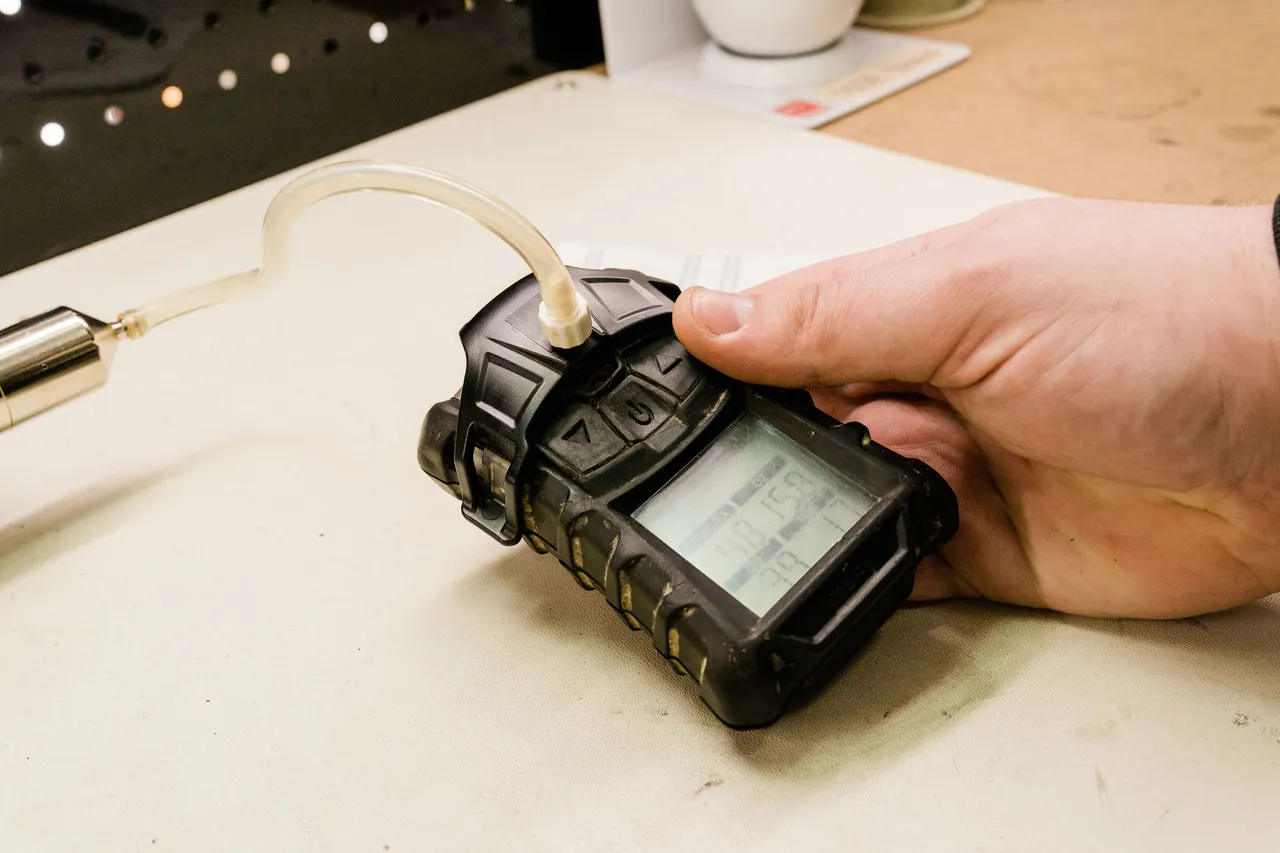 Detector de gás portátil encaixado na estação de bump test