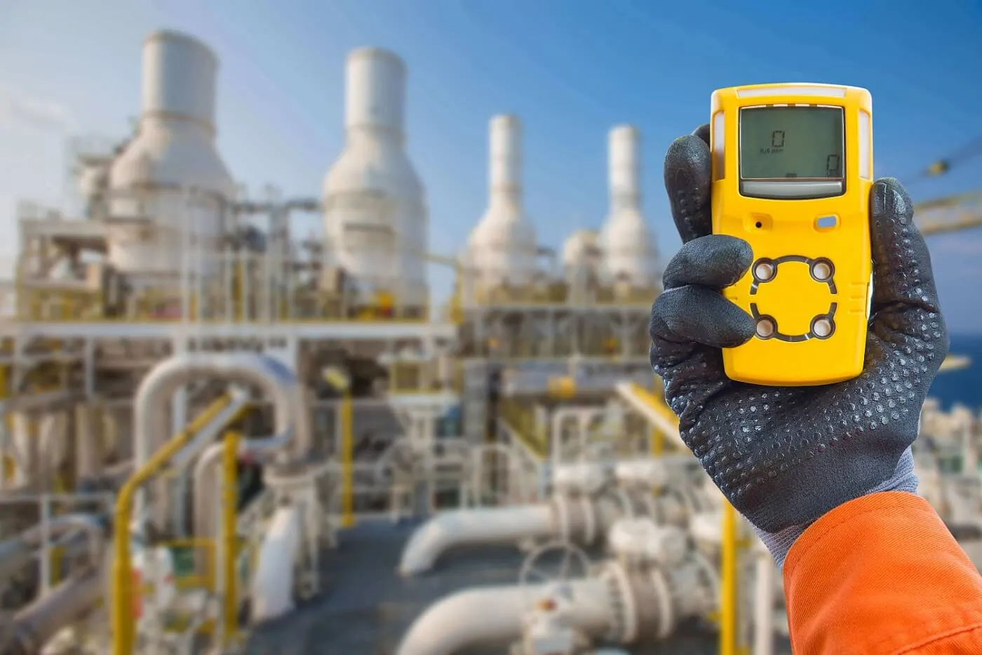 Detector de gás portátil em uso em uma planta industrial