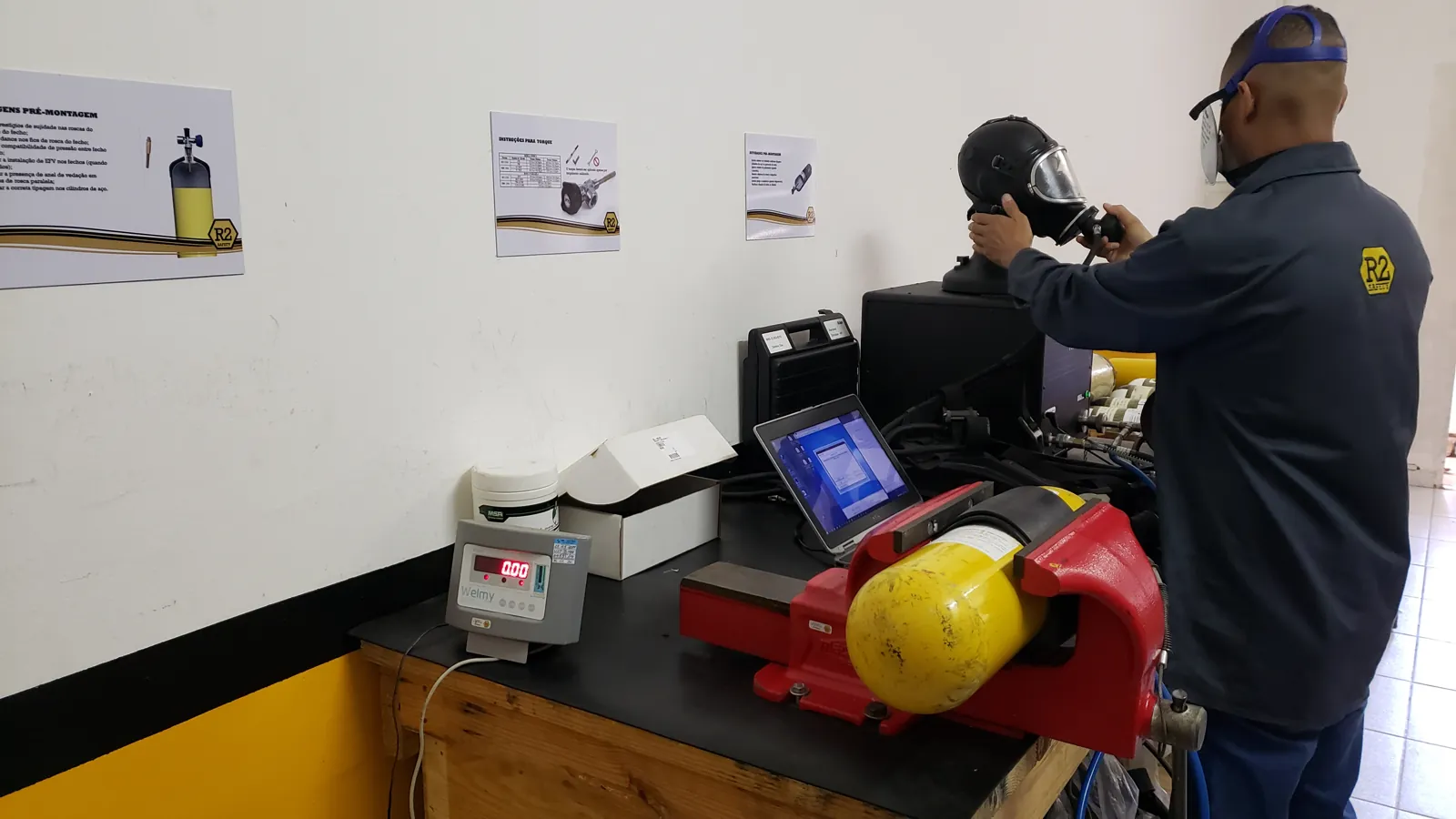 Técnico da R2 Safety na bancada de inspeção de máscara autônoma