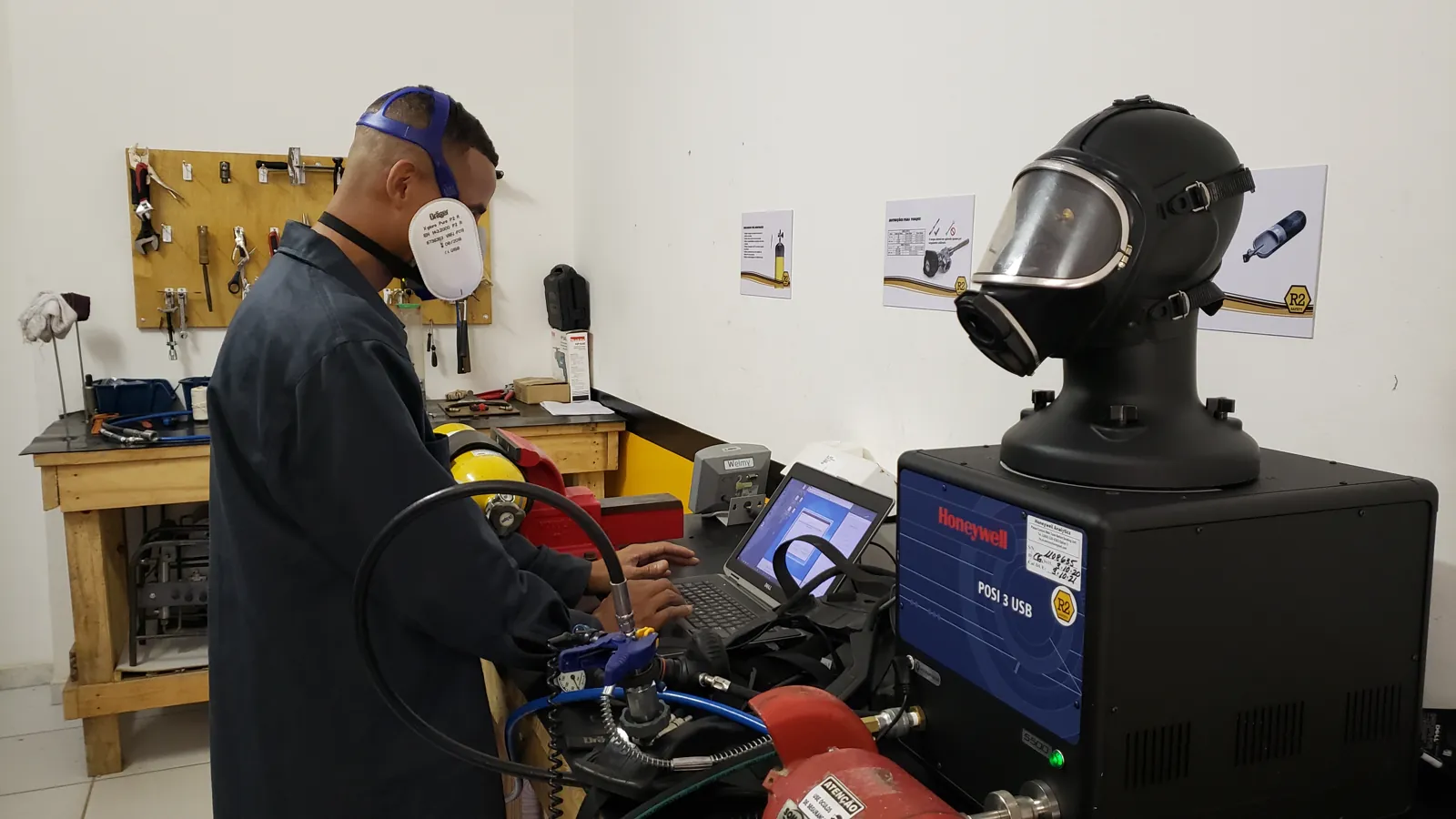Técnico inspecionando máscara facial de SCBA na bancada de teste
