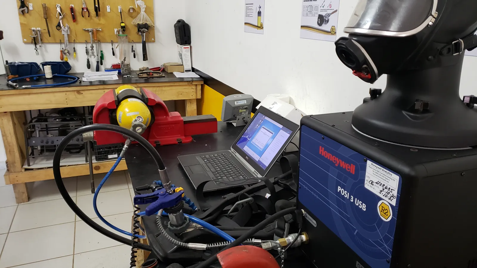 Bancada de teste de máscaras autônomas com computador e cabeça de teste